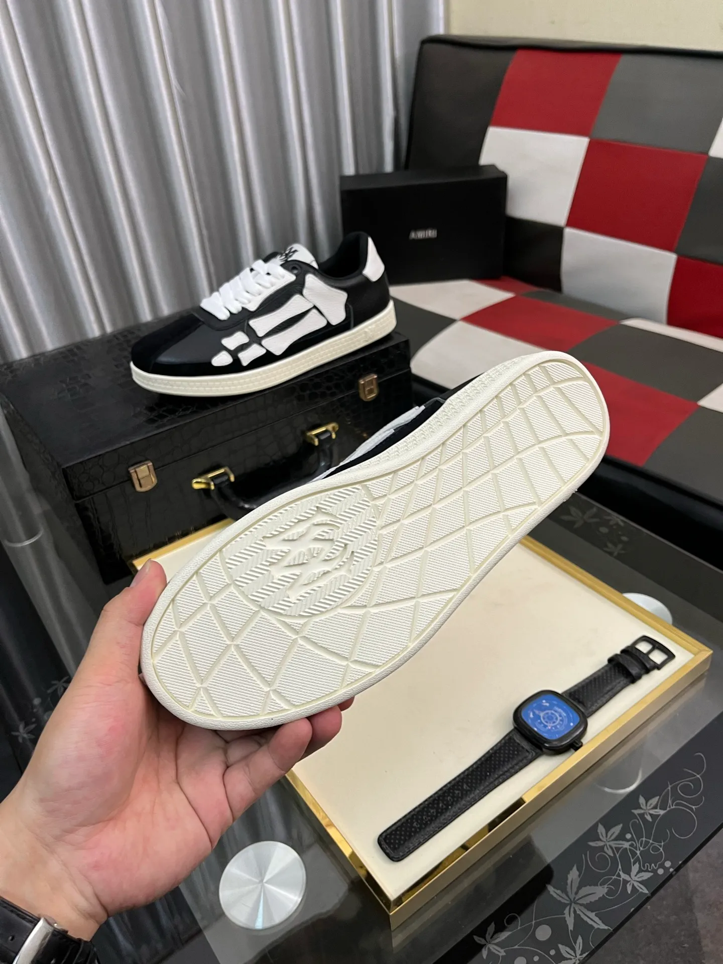 Men's shoes 💰420⌚️⌚️《AMIR*》New men's low-top casual sports sneakers bone shoes, another pair of irresistible bone shoes. Bone shoes are one of AMIRI's most popular items. They use first-layer cowhide uppers. The side bones are made of two cowhide laminations. They have a three-dimensional feel. The leather incisions are all oil-edged. Contrasting color design. Simple style. Fashionable sports. Customized metal LOGO nameplate to embellish shoelaces. Exclusive control of top version. Supports comparison. Breathable mesh lining Original rubber outsole A must-have item for daily leisure Suitable for various occasions Check it out if you pursue high quality Super cool uppers Size: 38-443️⃣ Colors available